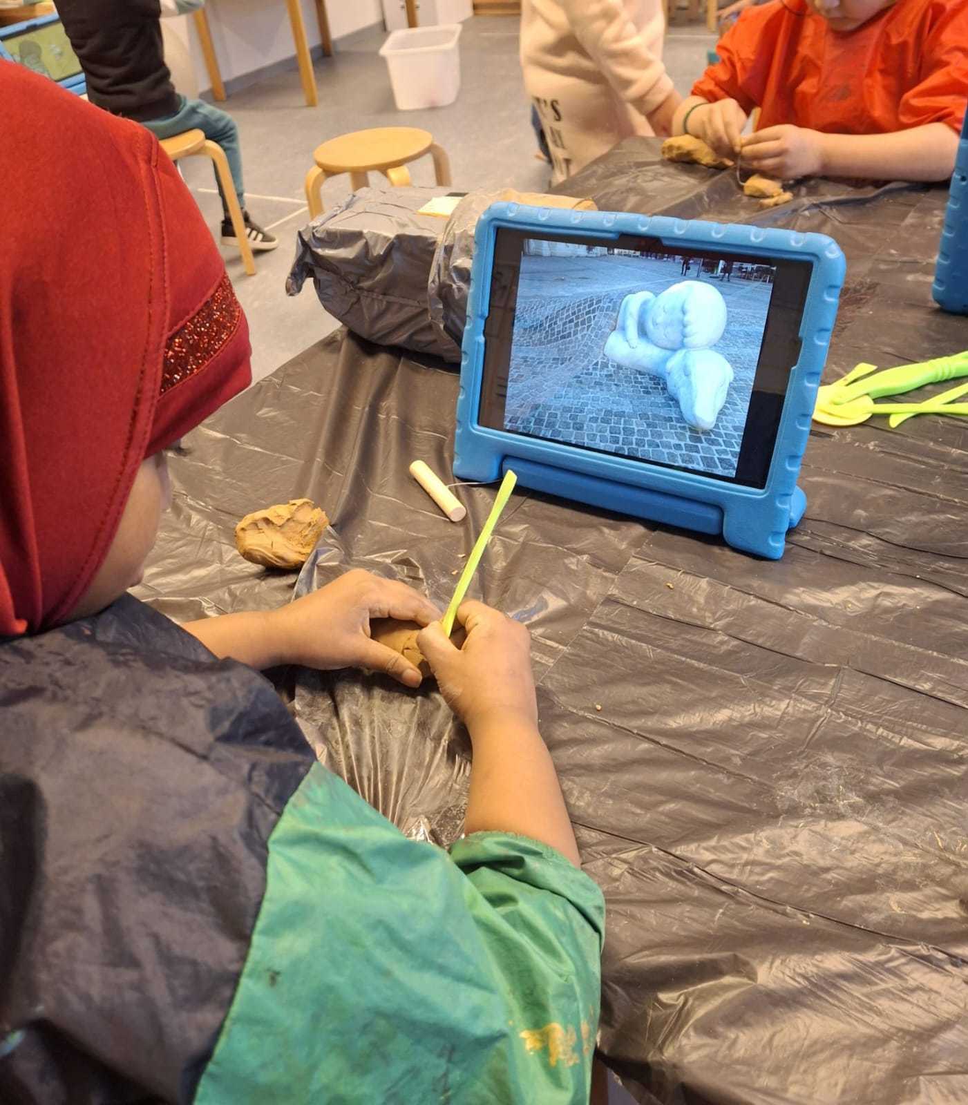 Een kind speelt met klei.